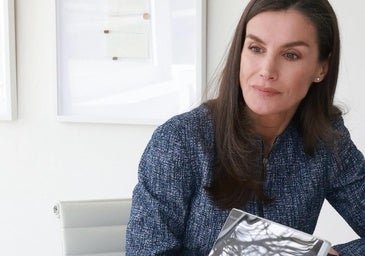 La reina Letizia acierta con la chaqueta de Hugo Boss perfecta para el entretiempo: los detalles de su look de oficina