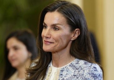 La reina Letizia rescata de su armario una chaqueta low cost de hace más de diez años: de Mango y perfecta para la primavera