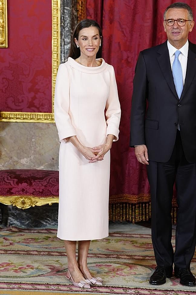 La reina Letizia ha estrenado un vestido rosa bebé.