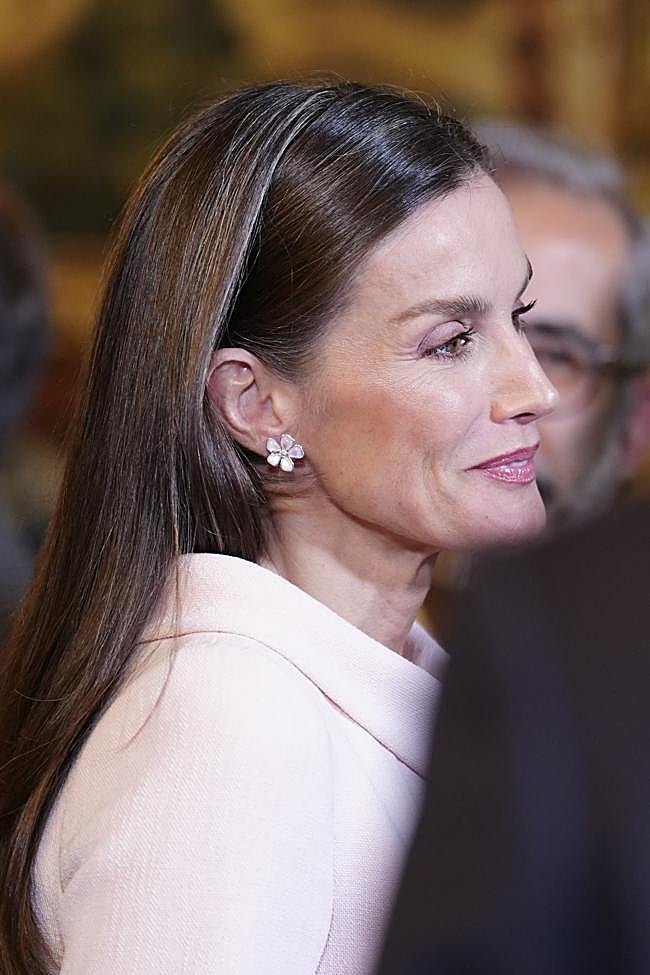 La reina Letizia con unos pendientes de Yanes.
