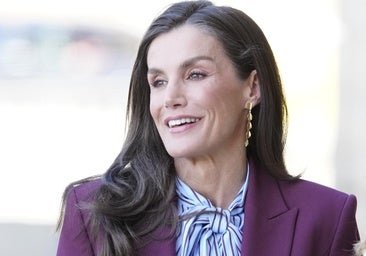 La reina Letizia estrena la blusa más bonita de su armario en 2026: con lazo XL y estampado de rayas