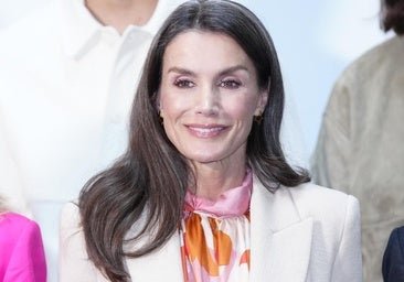 La reina Letizia tiene el look perfecto para primavera: traje color marfil, blusa estampada y los zapatos de tacón más cómodos