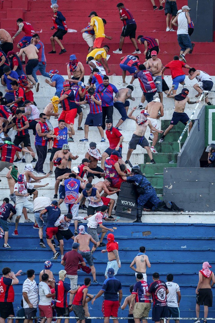 La violencia en el clásico (EFE/ Derlis Martínez).