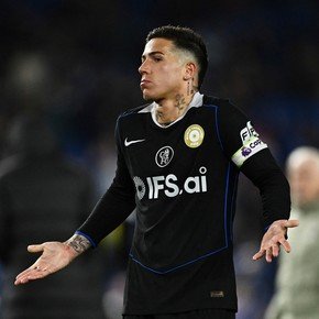 Alta tensión: Enzo Fernández se quedó parado y se bancó la bronca de los hinchas