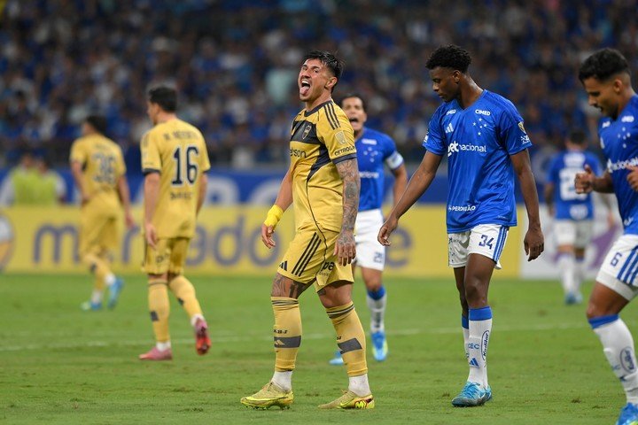 AME7477. BELO HORIZONTE (BRASIL), 28/04/2026.- Adam Bareiro (c-i) de Boca Juniors reacciona este martes, en un partido de la fase de grupos de la Copa Libertadores entre Cruzeiro y Boca Juniors en el estadio Mineirao, en Belo Horizonte (Brasil). EFE/ Joao Guilherme