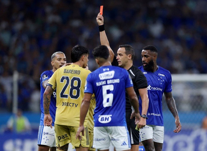 Soccer Football - Copa Libertadores - Group D - Cruzeiro v Boca Juniors - Estadio Governador Magalhaes Pinto, Belo Horizonte, Brazil - April 28, 2026
Boca Juniors' Adam Bareiro is shown a red card by referee Esteban Ostojich REUTERS/Tiago Trindade