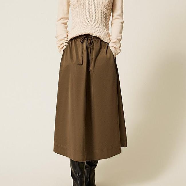 Falda amplia minimal en marrón de Twinset, 97,50 euros.