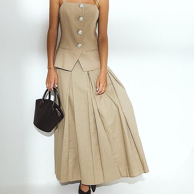 Falda amplia beige clásica de NA-KD, 46,16 euros.