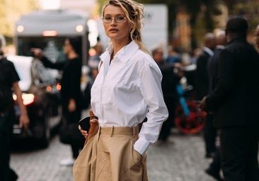 Los pantalones marrones se llevan en todas sus versiones: los más bonitos que puedes comprar ya mismo