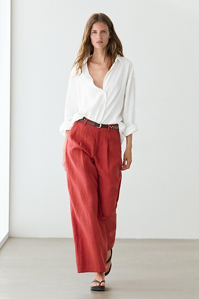 Pantalón rojo de Massimo Dutti (69,99 euros)