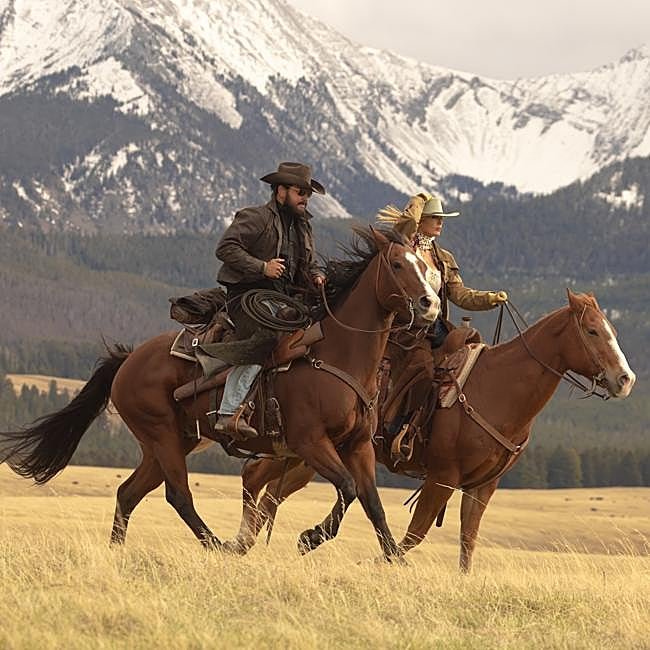 Cole Hauser y Kelly Reilly como Rip y Beth en una imagen de la secuela de Yellowstone, Rancho Dutton.