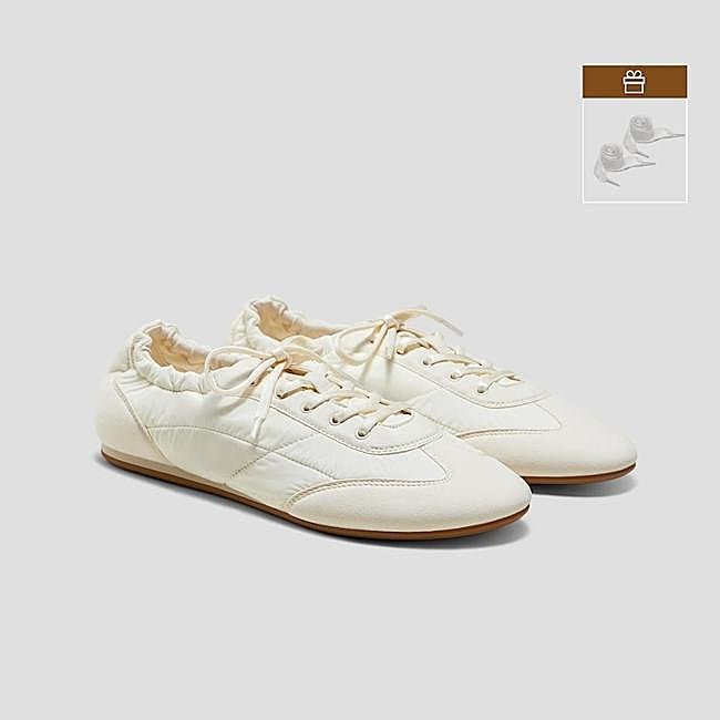 Zapatillas blancas minimalistas de Vivaia, 170 euros.