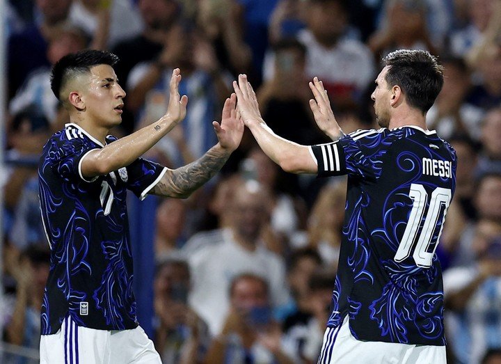 Almada y Messi celebran el 4-0 (Reuters).
