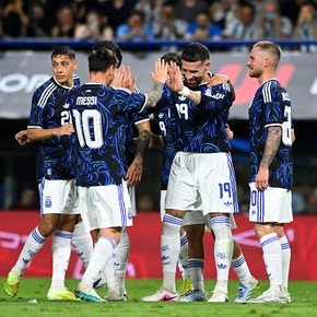 El gesto de capitán de Messi con Otamendi en su último partido en la Argentina