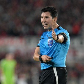 Un árbitro peruano dirigirá a River vs. Carabobo: su antecedente en el Monumental