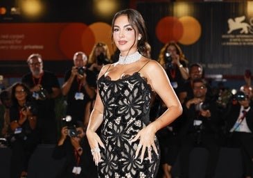 Por qué Georgina Rodríguez imita a Monica Bellucci: todas las veces que han llevado looks parecidos