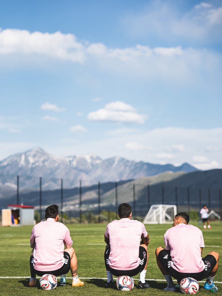 Messi con sus amigos De Paul y Suárez, antes de otro partido de Inter Miami.
Prensa Inter de Miami
