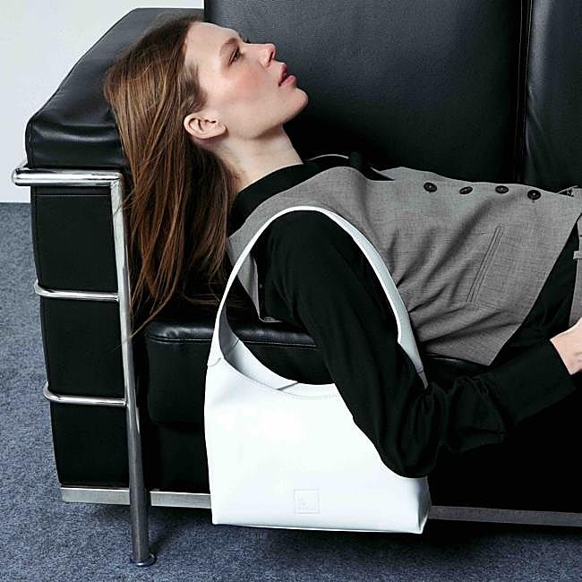 Bolso blanco estructurado tipo hobo de Leandra Brand, 279 euros.