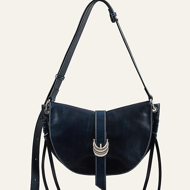 Bolso bandolera de piel azul marino de ba&sh, 350 euros.