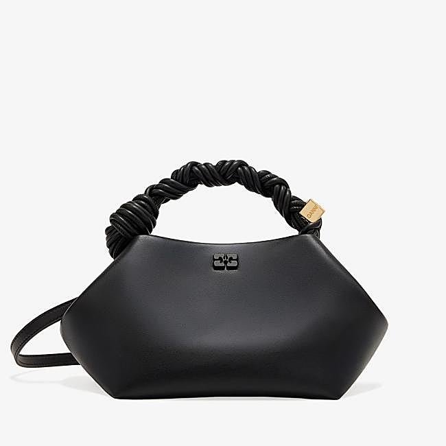 Bolso negro con asa trenzada de Ganni, 395 euros.