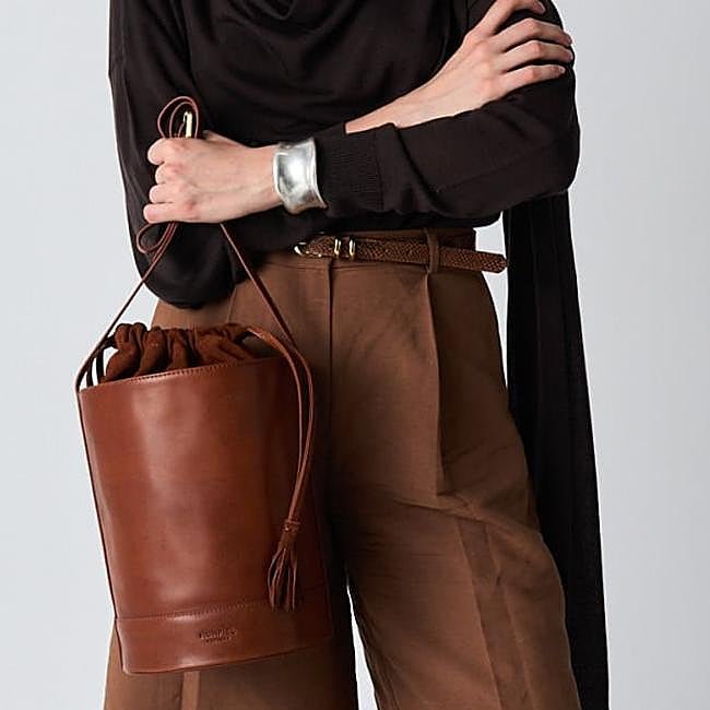 Bolso tipo saco en tono marrón de Monpiel, 179,90 euros.