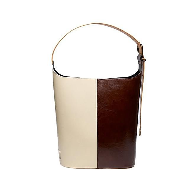 Bolso bicolor en tonos neutros de Macabla, 180 euros.