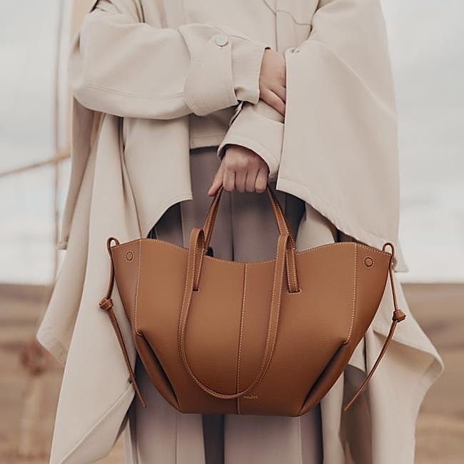 Bolso Cyme Mini de Polène, 390 euros.