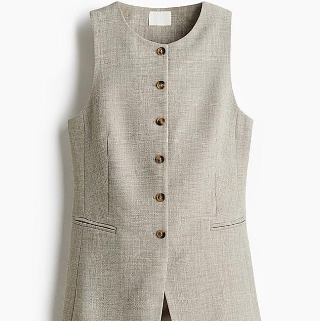 Chaleco sastre beige, 29,99 euros.