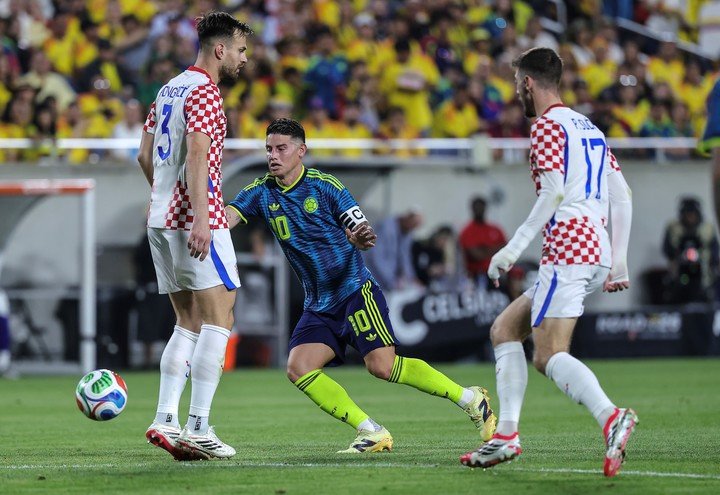 James Rodríguez en un partido con la selección de Colombia. (EFE).