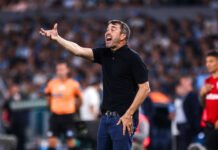 Momento viral: Coudet se calentó por micrófono cerca del banco de River