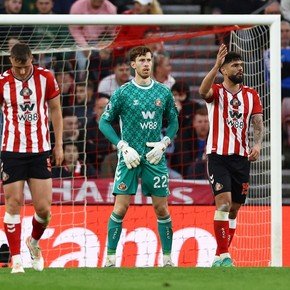 Video: el insólito blooper del arquero del Sunderland contra el Forest de Nico Domínguez