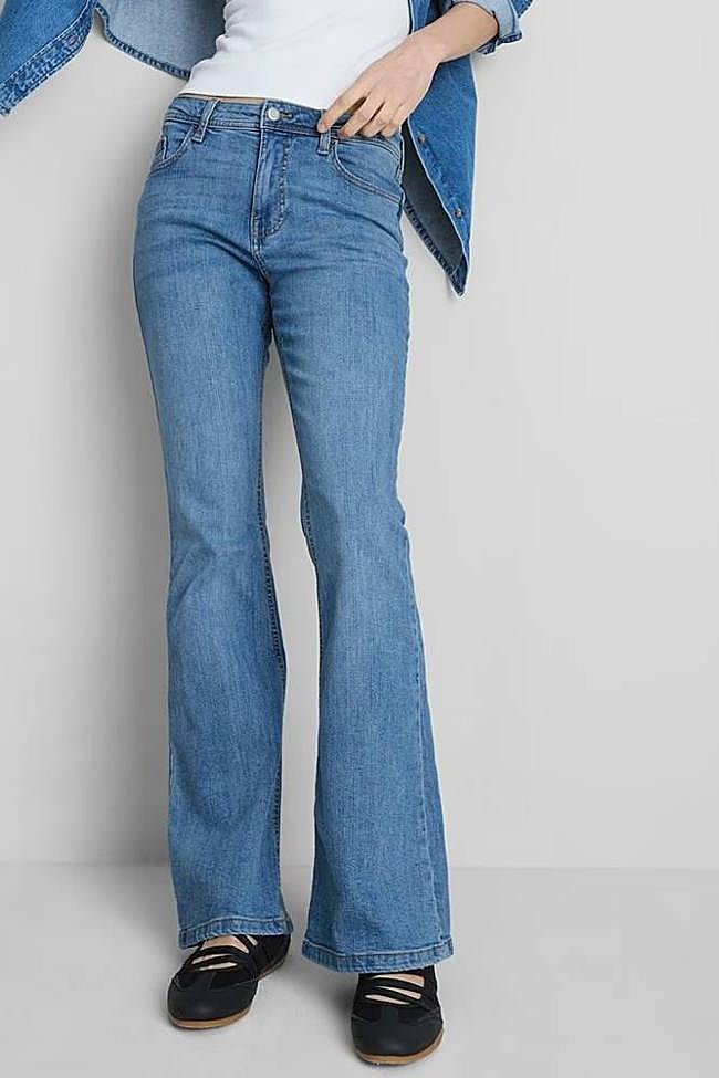 Vaqueros de algodón acampanados de talle medio (18€)