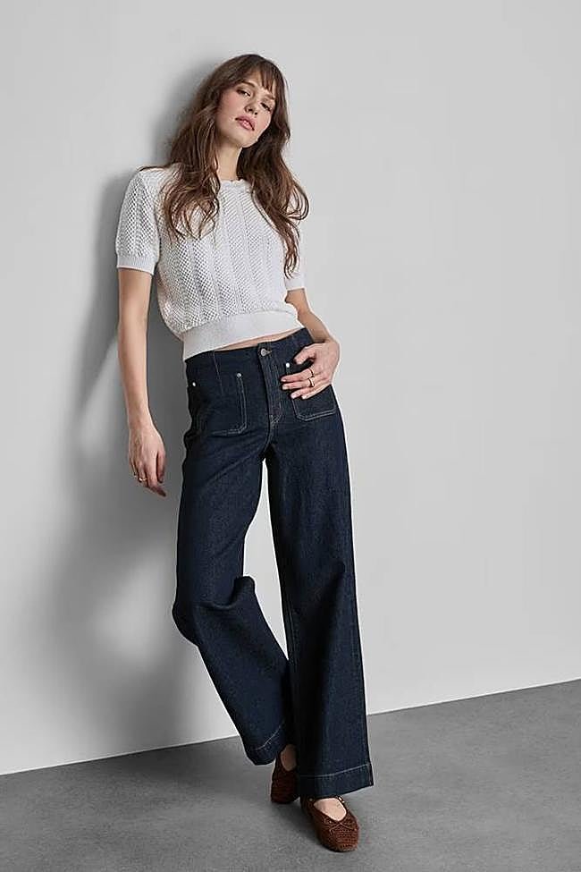 Vaqueros de pernera ancha con bolsillo delantero (22€)