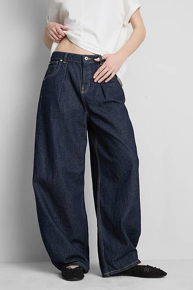 Vaqueros de corte bombacho y talle medio de The Edit (24€)