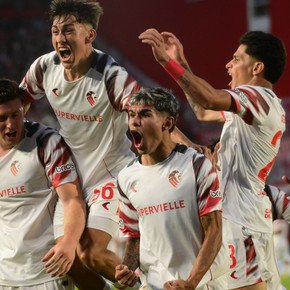 Estudiantes, con rotación masiva, le ganó agónicamente a Unión y se acercó a playoff