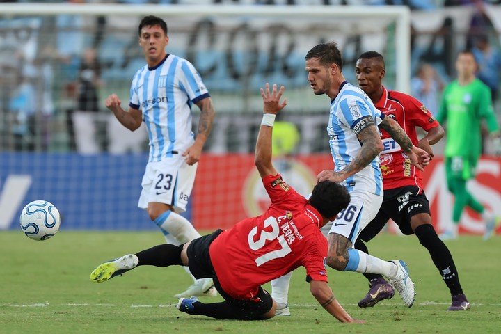 Racing no hizo pie en Venezuela. EFE/ Miguel Gutiérrez