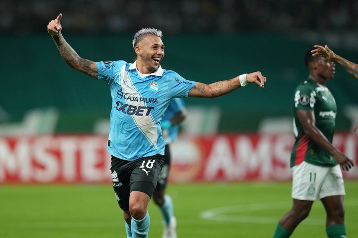Juan González festeja el 1 a 1 de Sporting Cristal (AP). 