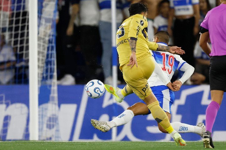 El golazo del capitán de Boca a la Católica.