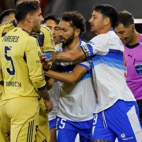 El lío entre los jugadores de Boca y U. Católica que derivó en la temprana amonestación para Paredes