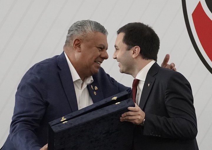 Stefano Di Carlo recibe una plaqueta de la AFA que le entrega Tapia en su asunción como presidente de River (Foto Marcelo Carroll).