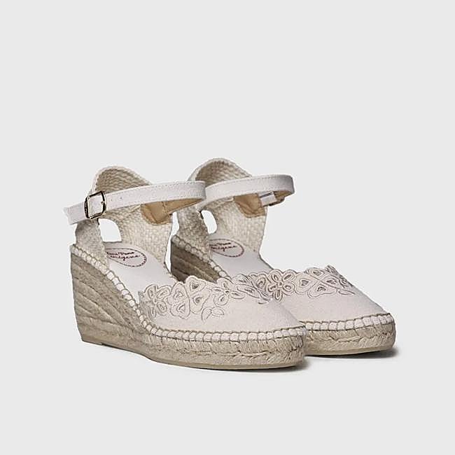 Alpargatas con detalle bordado de Toni Pons.