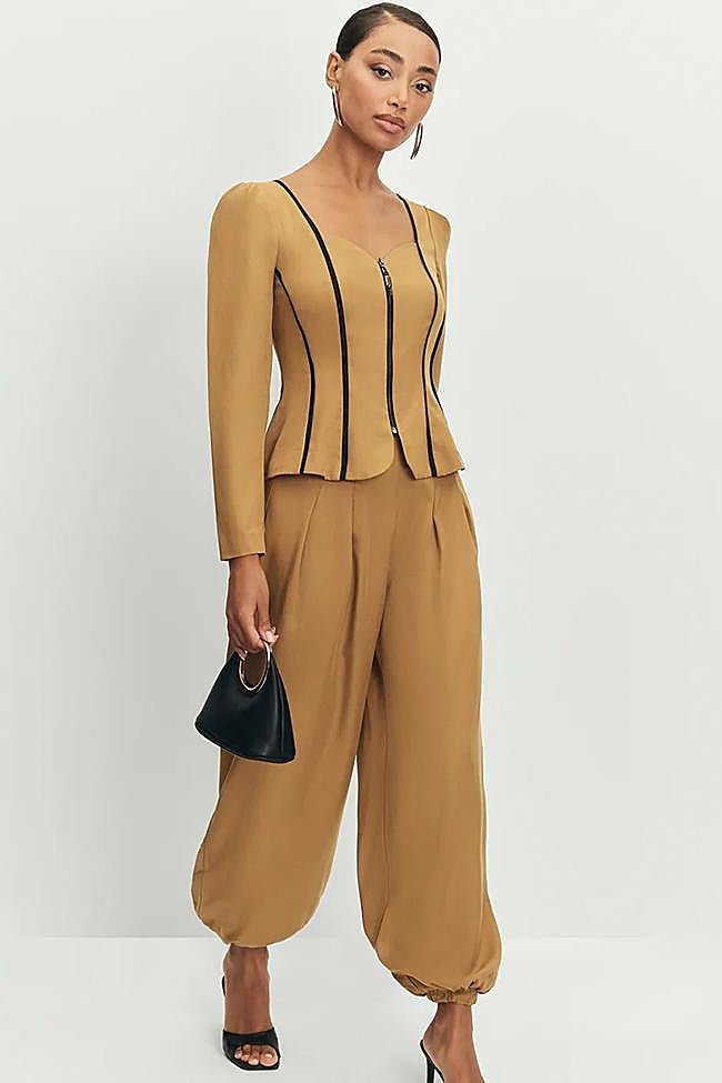 Pantalón bombacho en color mostaza de Miphai.