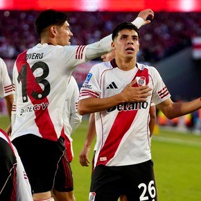 Tarde soñada para Galván: debut goleador en River, doblete y ovación del Monumental