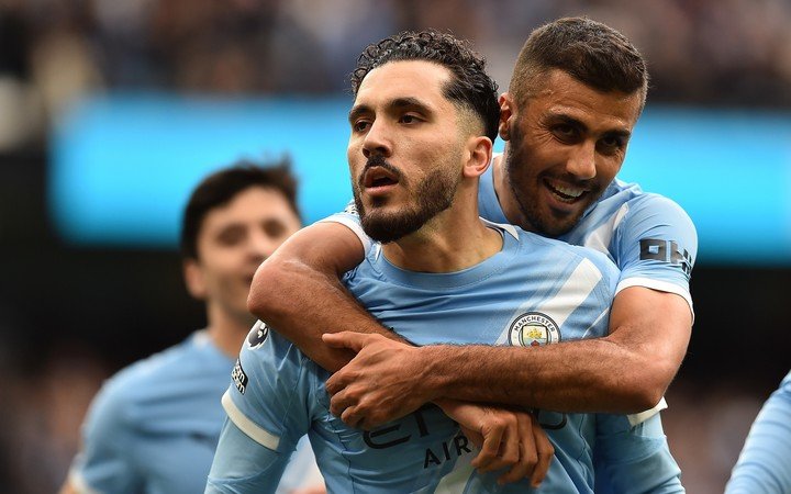  Rayan Cherki y Rodri en la victoria ante el Arsenal (EFE)