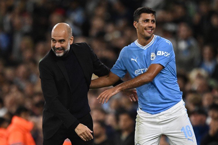 Pep Guardiola y Rodri. (AFP)