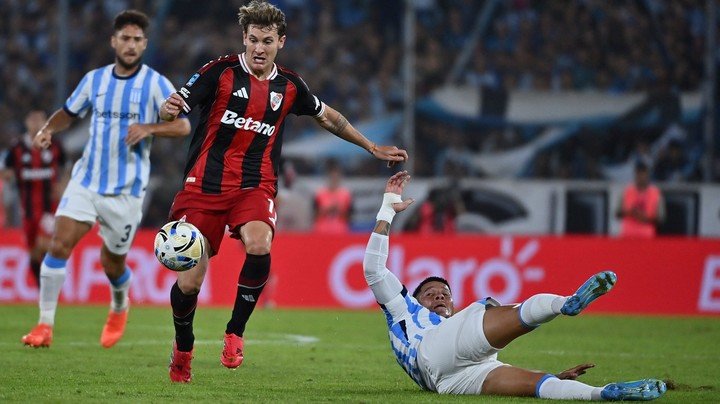 El defensor, despatarrado en el piso, le deja la pelota a Colidio para el gol (Prensa River).