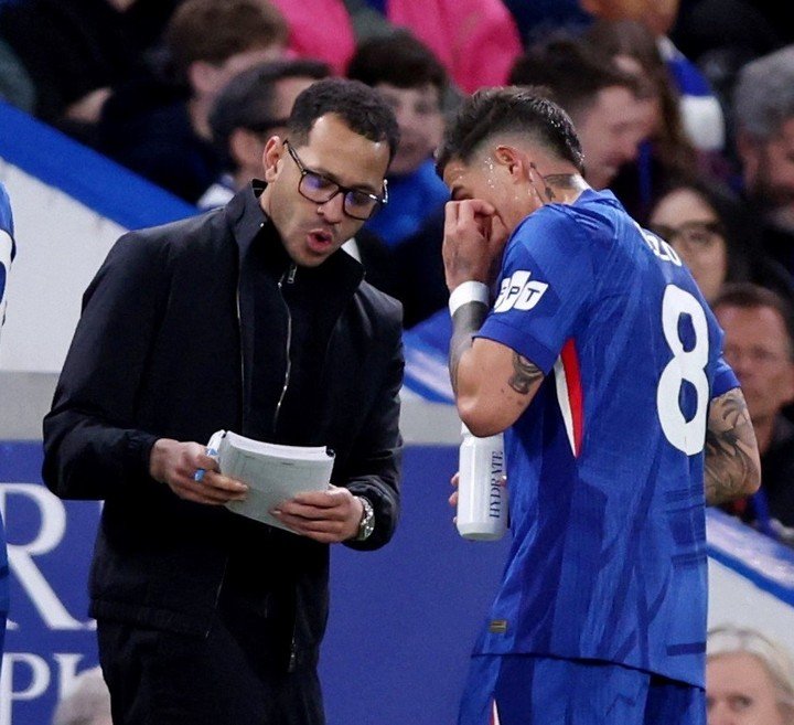 Liam Rosenior, el DT recién llegado que sancionó a Enzo(REUTERS / David Klein).