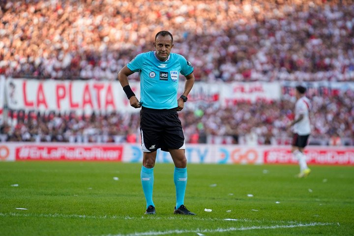 Herrera no dudó en no cobrar penal. 