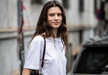 Cómo llevan las camisetas básicas las mejor vestidas para conseguir los looks más elegantes en primavera