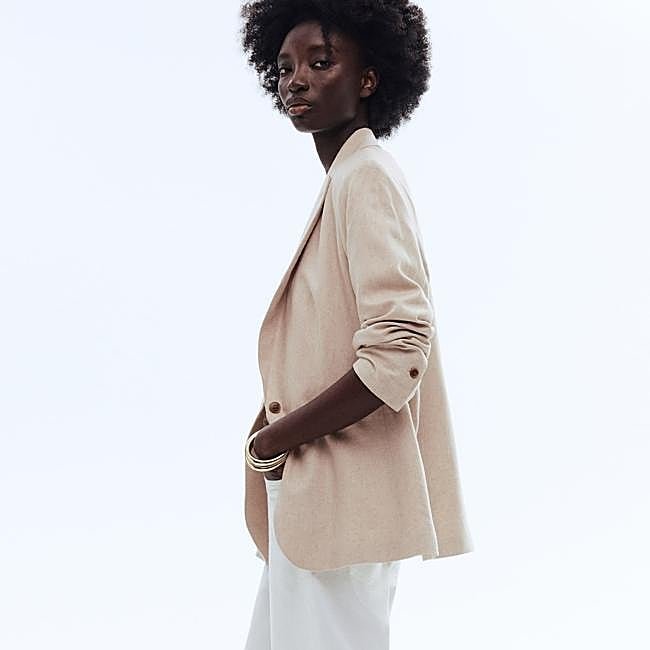 Americana beige de lino de H&M, 39,99 euros.